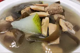 广东人喜欢喝的墨鱼排骨汤，汤鲜味美营养丰富，大人孩子都适合图片