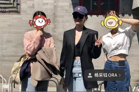 杨采钰逛胡同被偶遇！穿深v内搭秀蛮腰，脚踩6000块皮鞋脚背好白图片