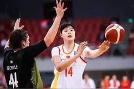 23岁李月汝晒动态秀恩爱！与男友场馆内对练，男友防守不及被盖帽图片