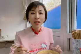 曝新闻联播主持欧阳夏丹离职，旅游现身简陋面馆，采访老板遭无视图片