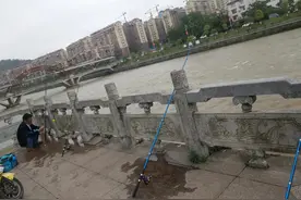 鱼没钓到“钓”到一个人！桂林男子江边钓鱼，甩鱼钩勾到围观者鼻子图片