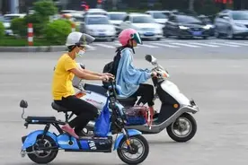 电动车“每天充”和“用尽再充”，哪个更伤车？修车师傅说出实话图片