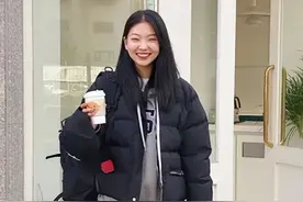 放弃阔腿裤吧！今年秋冬“回头率最高”的3种裤子，时髦不易撞款图片