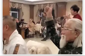 众戏骨聚会：刘金山挺大肚兴致高，75岁侯桐江捧场，桌上烟酒不断图片