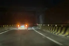 车辆失控一路狂飙 高速交警护航成功营救图片