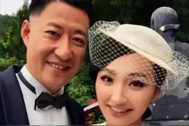 演员辛月：嫁大13岁于震，7年生3娃，被丈夫一家宠成宝图片