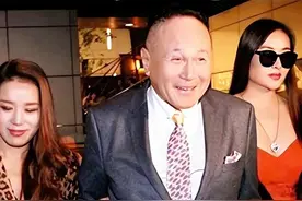 87岁风流大亨，自称玩过“万名女人”，一生不娶，却天天换女朋友图片