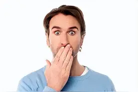 牙缝里的牙结石，如何清除干净？医生：2个办法是不少人的选择图片