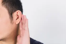一咽口水耳朵里就“咯噔”响，是耳朵出问题了吗？图片