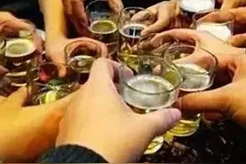 毕业20年同学聚会，大老板同学“跑单”，最后只能AA图片