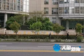 重回女童坠亡现场：窗台距楼层地面约半米，至今未加装防护设施图片