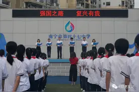 开学啦！看孩子们笑得多开心呀~图片