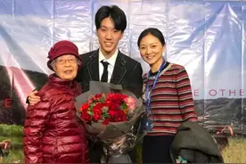 张艺谋小31岁娇妻故意穿搭土气和婆婆合影，网友：这个女人不简单图片