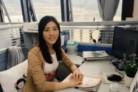 上海一大学女老师走红，高颜值酷似洋娃娃，评论区却阴阳怪气图片