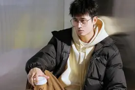 容易被女生“反感”的3种男生穿搭，看着“油腻”还邋遢，你有吗图片