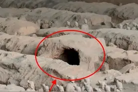 兵马俑一号坑为啥有个大洞？网友脑洞大开：盗洞？古墓葬？员工通道？图片