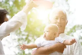 65岁大妈坦言：年关将至，我宁愿和老伴单过，也不想子女回来陪我图片