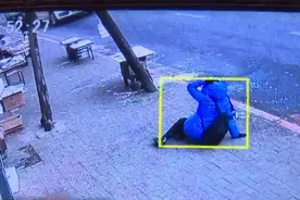 行人被高空抛下酒瓶砸头（续）：警方介入调查，嫌疑人已被刑拘图片
