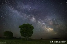 一天3200万公里，地球在宇宙中飞奔，天上星星的位置怎么可能不变图片