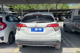 随手拍！男子驾车“见缝插针”式压实线变道行驶险酿追尾遭处罚……图片