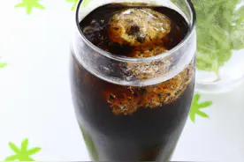 可乐里居然掺了香菜？网友：这是真的图片