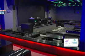直播基地里的酒吧，在等一张证图片