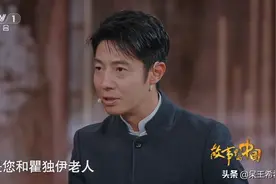央视门面主持人撒贝宁暂停工作，带娃被偶遇，混血宝宝正面照公开图片