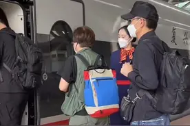 刘德华赶车参加金鸡奖！背包快走无人识，与妻女分享美景喊话想家图片