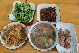 表妹第一次去江西男友家，这是阿姨做的饭菜，连剩菜都拿出来了图片