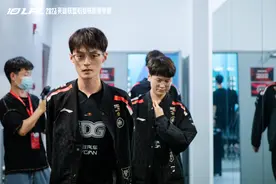 全体起立！EDG让1追2拿下WE，Uzi的红眼镜薇恩终于来了，值得信赖图片