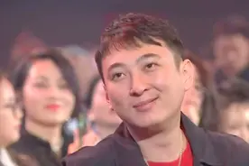 揭露真实的王思聪，舔狗的生活很接地气，喝酒爱划拳，喜欢凑热闹图片