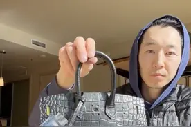 亚裔小哥花400刀手工制作"爱马仕"包送女友，网友为此吵翻！图片