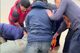 女子陷入黄河淤泥两个小时，随时会失温，双腿冻得没了知觉才成功救起女子图片