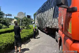 货车满载货物倾斜可能侧翻高速交警及时提醒除隐患图片