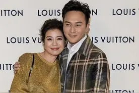钟楚红太敢穿了！穿蕾丝裤裙优雅又性感，获张智霖牵手羡煞旁人图片