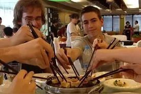 老外真的喜欢吃中餐？在美华人辟谣：想多了，都是骗人的！图片
