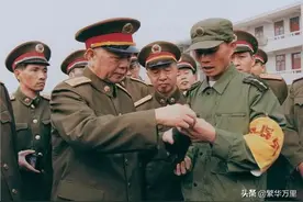 刘华清和张万年，两位上将参观T80坦克，为何态度截然不同？图片