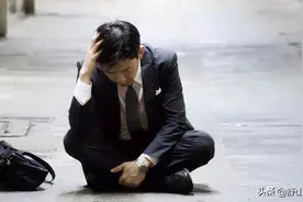 “一场中年同学聚会，让我心态崩溃”：中年是场劫，带走了无数人图片