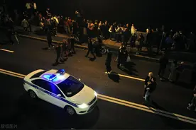 江西独居女子打扫卫生发现床底藏着一男子， 网友辣评一眼万年图片