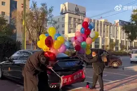 小伙开后备箱求婚戒指瞬间飞走图片
