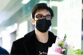 普通的T恤真都很时尚，尤其是黄晓明的搭配方式，又帅气又高级图片