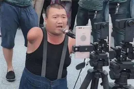 “筷子哥”袁立东：天生没有手没有脚，能娶妻生子，也能赚钱养家图片