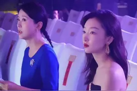 金鸡奖开幕式5大看点：周冬雨镂空裙也想性感，吴京忘词了看小抄图片