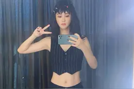 张歆艺近照快瘦成麻杆，穿露脐装目测80斤，马甲线终于不用靠P图图片