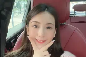 方媛分享生活点滴，长女长发及腰似小女神，1岁妹妹肉嘟嘟萌态足图片