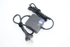 方块造型自带连体输入输出线，惠普45W USB-C电源适配器拆解图片