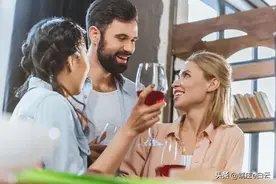 和女人一起喝酒，她对你的三个反应，暗示你可以带她回家图片