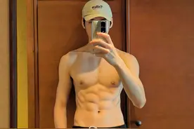 龚俊变身肌肉猛男，在健身房晒八块腹肌，贵公子线条感堪比教练图片