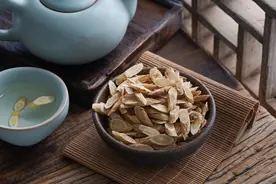 李时珍称：黄芪是“补气之王”，睡前喝一杯，补气、健脾、抗疲劳图片