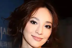 大S吴佩慈的塑料闺蜜情：争校花头衔，暗地里较量，多次拆对方台图片